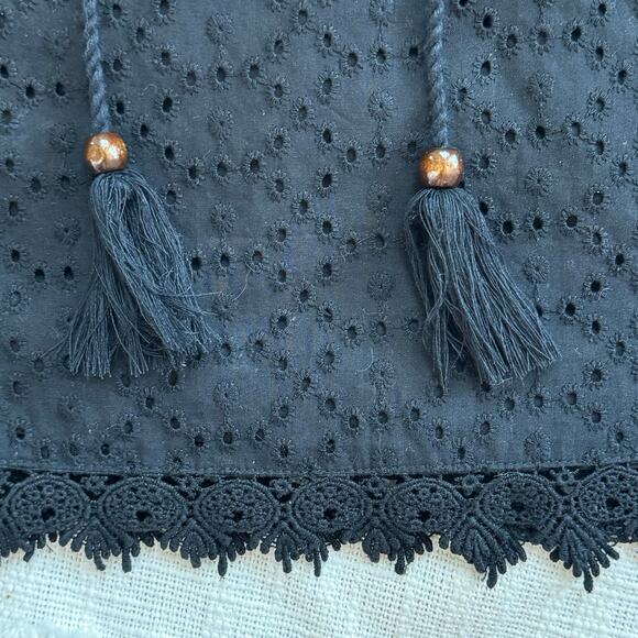 Jennifer & Grace Black Eyelet Flutter Top Size M - Picture 6 of 6